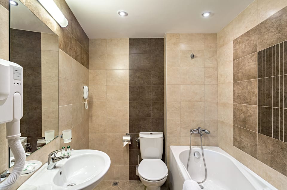 Shower, free toiletries, towels