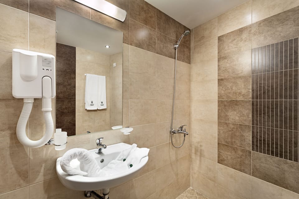 Shower, free toiletries, towels