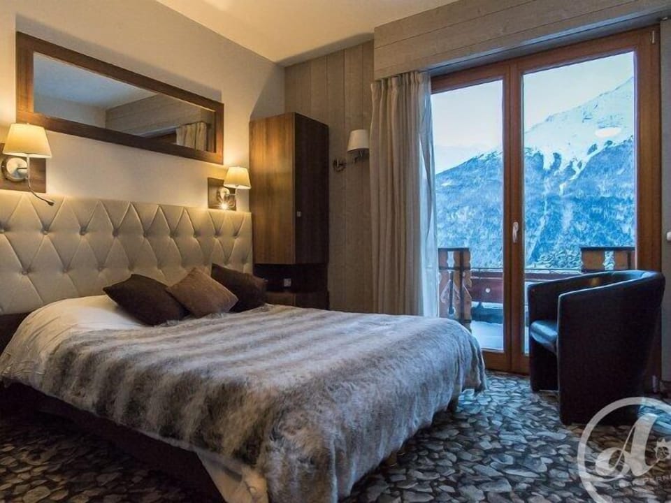 Superior Double Room | In-room safe, desk, laptop workspace, blackout drapes