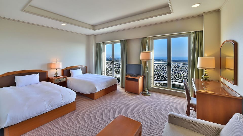 Deluxe Twin Room, Smoking | Minibar, free WiFi, bed sheets