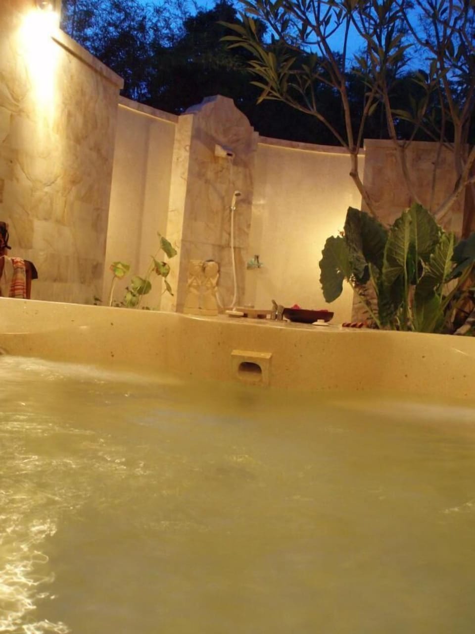 Separate tub and shower, jetted tub, free toiletries, hair dryer