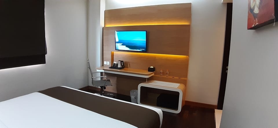Deluxe Single Room, 1 King Bed | Desk, free WiFi