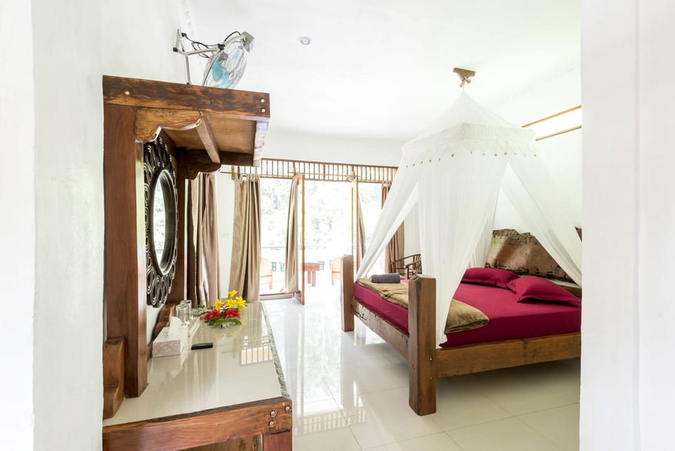 Deluxe Double Room, Balcony | In-room safe, WiFi (free), individually decorated, bed sheets