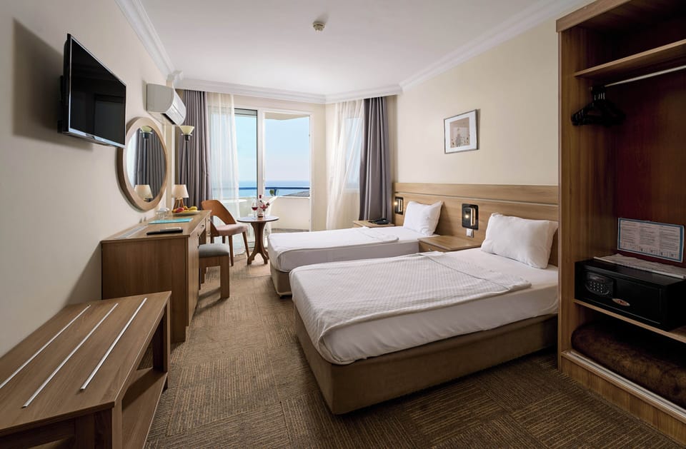 Standard Triple Room | Minibar, desk