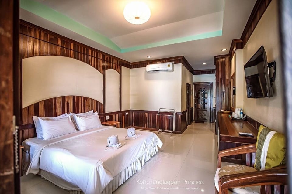 Deluxe Room | Minibar, in-room safe, desk, free WiFi