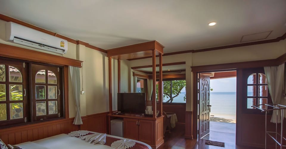 Honeymoon Villa | Minibar, in-room safe, desk, free WiFi