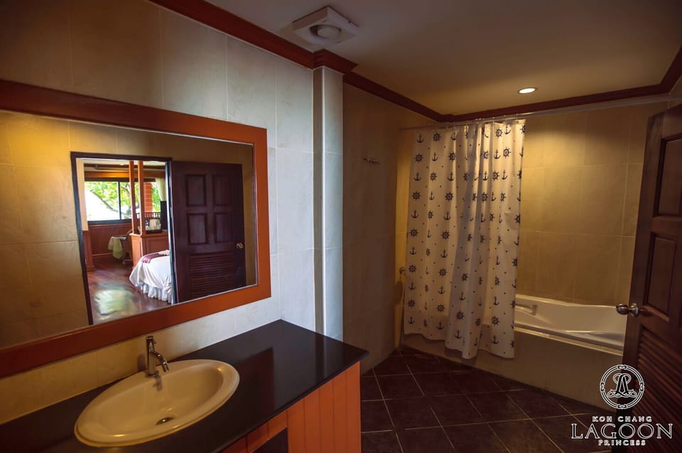 Honeymoon Villa | Bathroom | Shower, free toiletries, towels