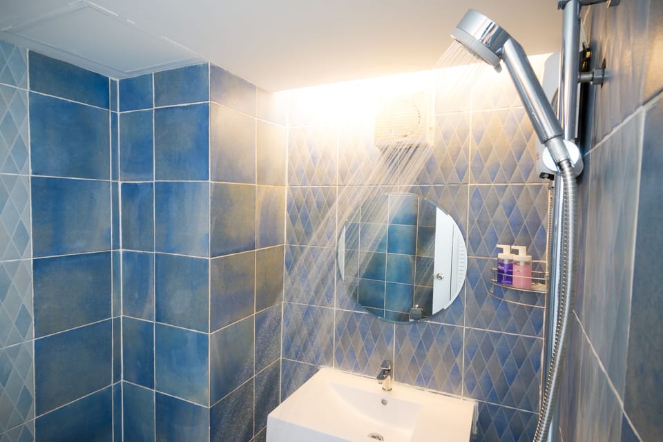 Standard Twin Room with Balcony | Bathroom | Shower, free toiletries, towels