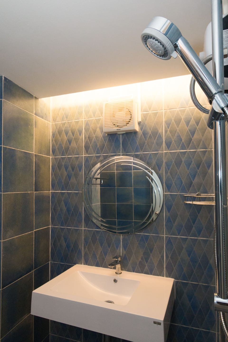 Shower, free toiletries, towels