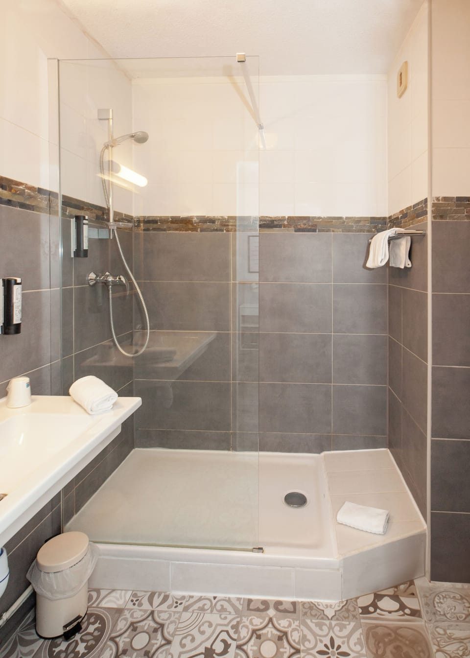 Superior Double Room | Bathroom | Free toiletries, towels, soap, shampoo