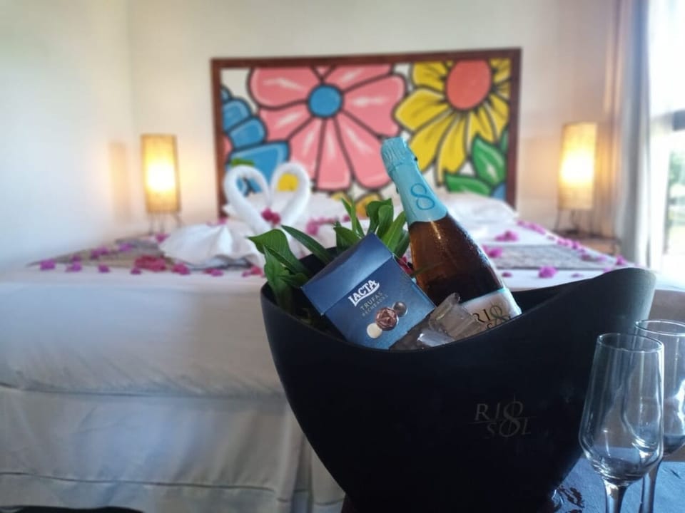 Minibar, free WiFi, bed sheets