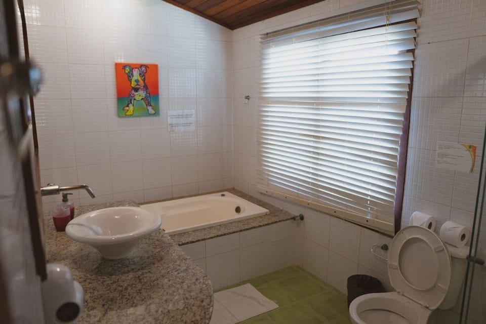 Luxury Chalet, Jetted Tub (Doble) | Bathroom | Combined shower/tub, towels