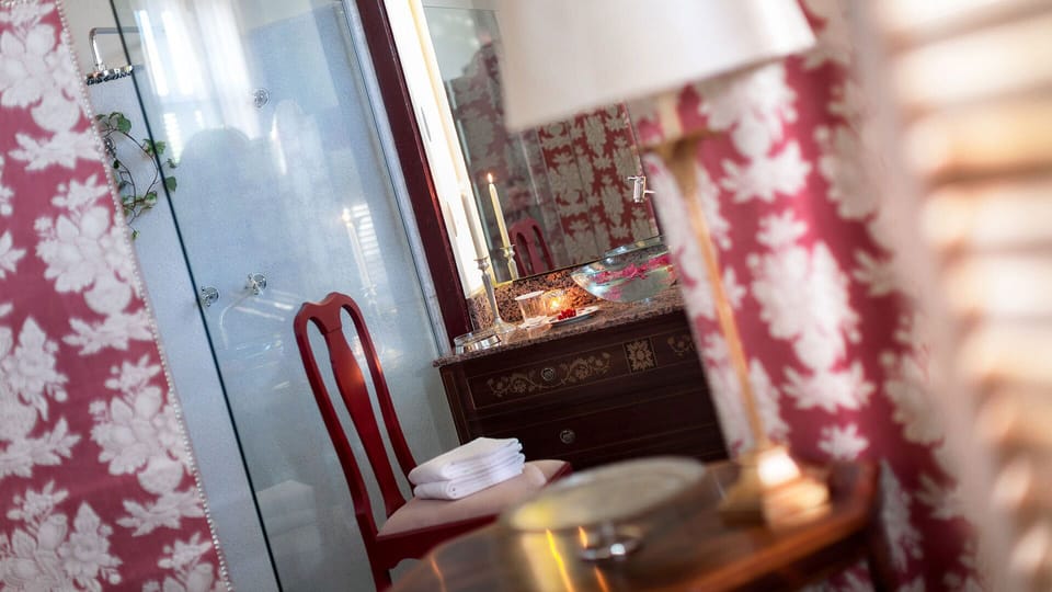 Suíte Presidencial Dom Pedro I | Bathroom | Shower, free toiletries, hair dryer, bathrobes