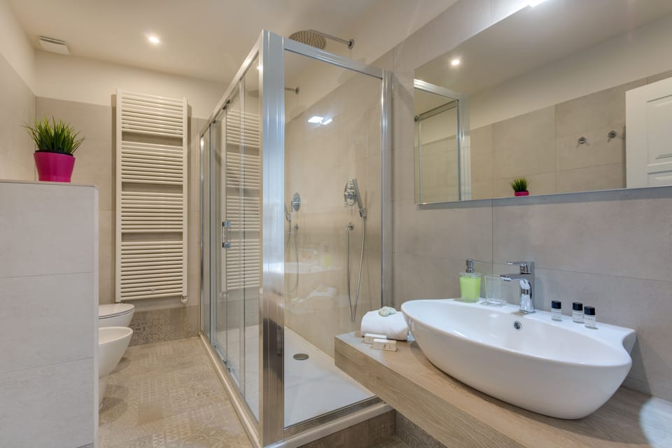 Luxury Quadruple Room (Monnalisa) | Bathroom | Shower, rainfall showerhead, free toiletries, hair dryer