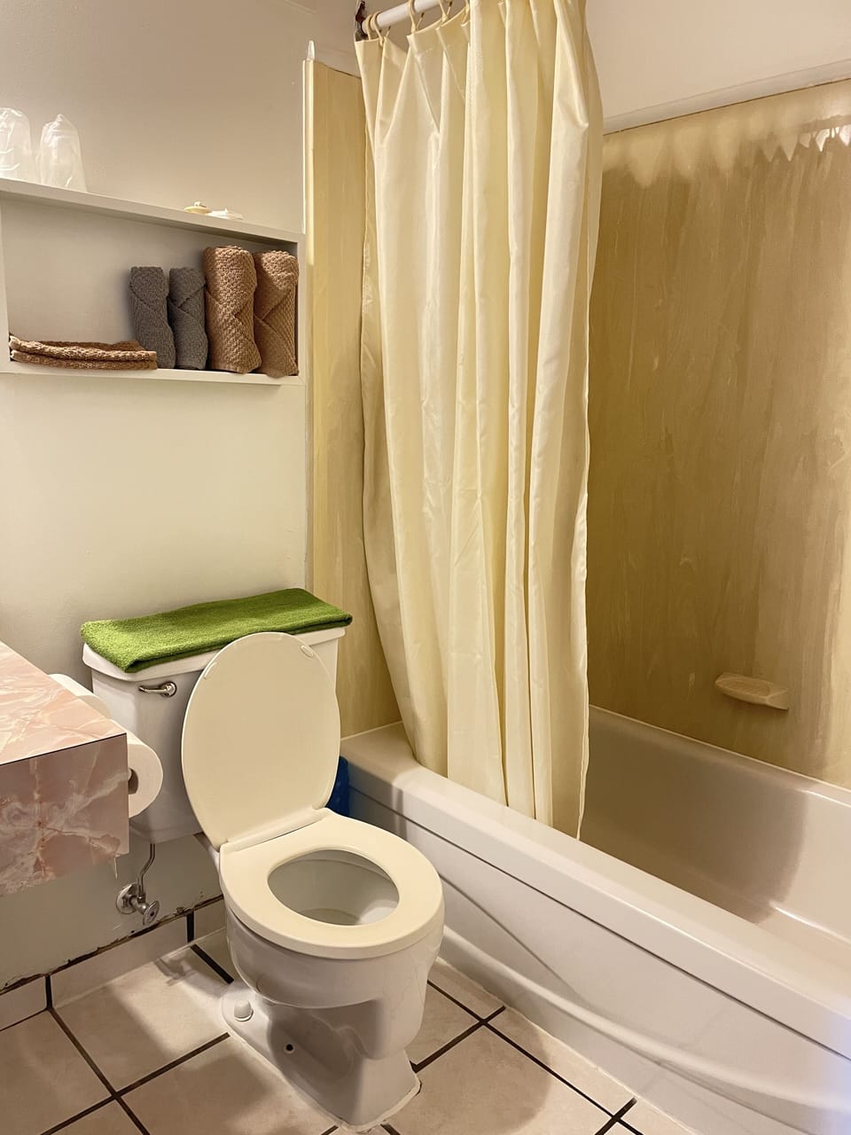 Combined shower/tub, towels