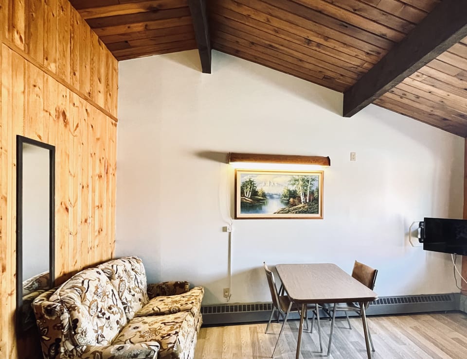 Room, 2 Double Beds, Non Smoking | Living area | 32-inch TV with cable channels