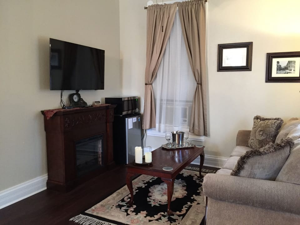 Harding Spring Suite | Living area | 48-inch flat-screen TV with cable channels, TV