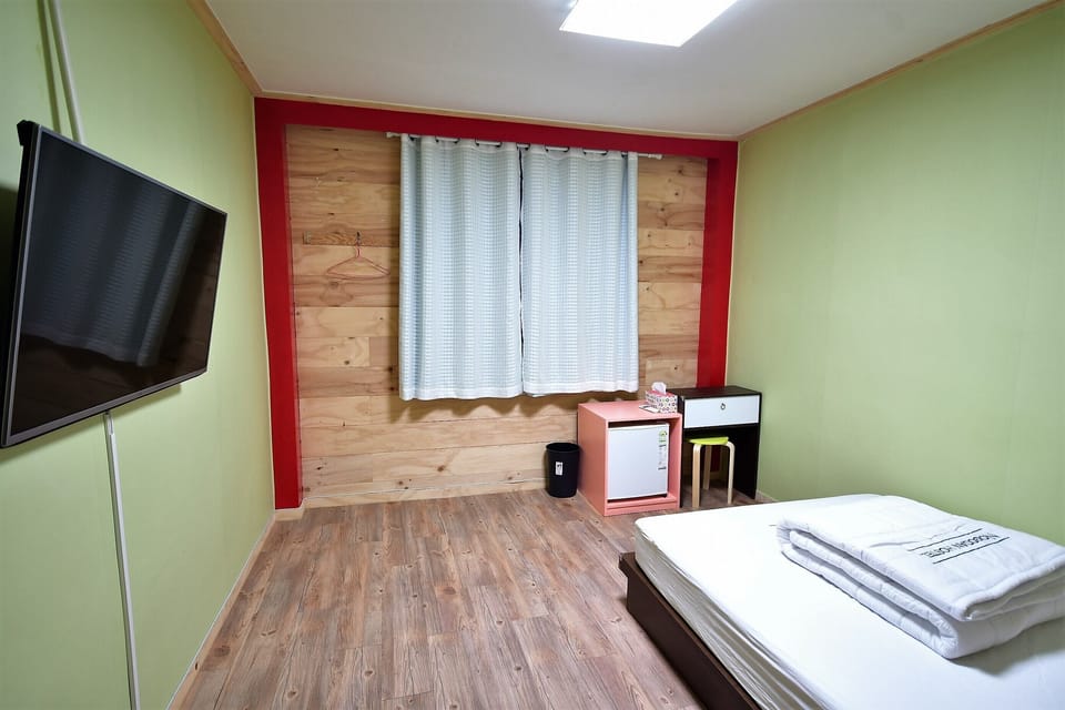 Standard Double Room | Minibar, desk, soundproofing, WiFi (free)