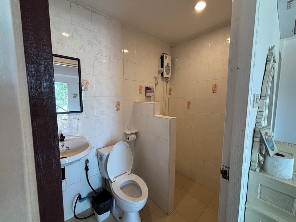 Seaview room with double bed and balcony | Individually furnished, free WiFi, bed sheets