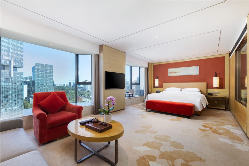 City View Business Deluxe King Room | Minibar, in-room safe, desk, blackout drapes