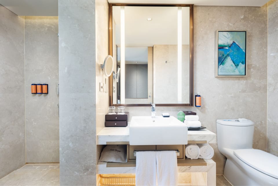 City View Superior Queen Room | Bathroom | Free toiletries, hair dryer, bathrobes, slippers