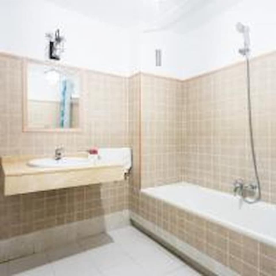 Family Quadruple Room | Bathroom | Bathtub, free toiletries, hair dryer, bidet