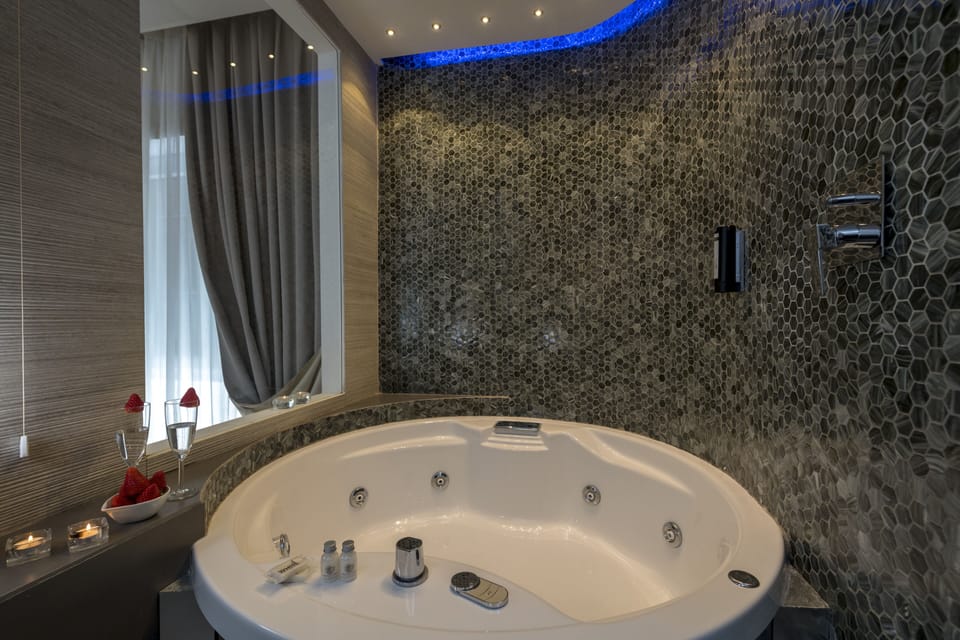 Classic Suite | Bathroom | Free toiletries, hair dryer, bathrobes, slippers