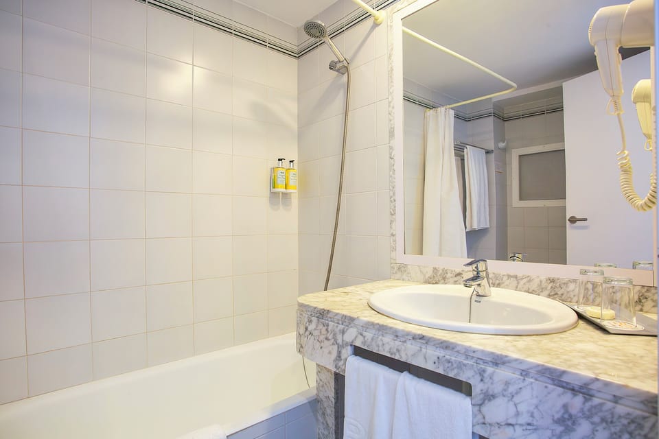 Bathtub, free toiletries, hair dryer, towels