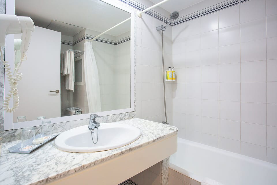 Bathtub, free toiletries, hair dryer, towels