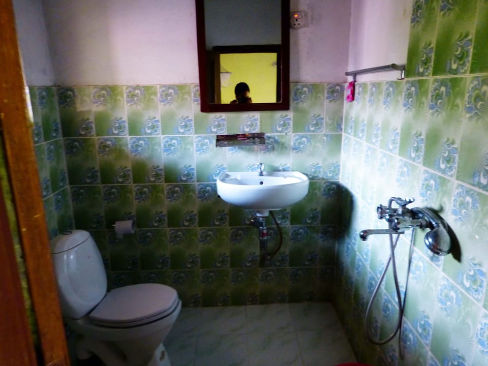 Shower, free toiletries