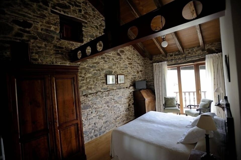 Desk, blackout drapes, free WiFi, bed sheets