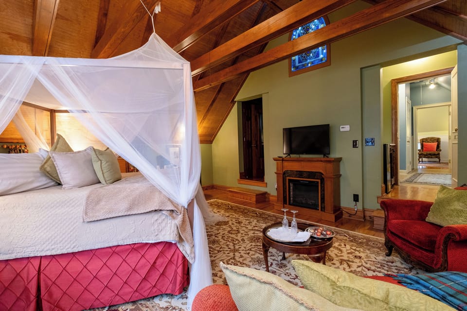 The Hemmingway Suite, Fireplace and Double person Jacuzzi | Premium bedding, desk, soundproofing, iron/ironing board