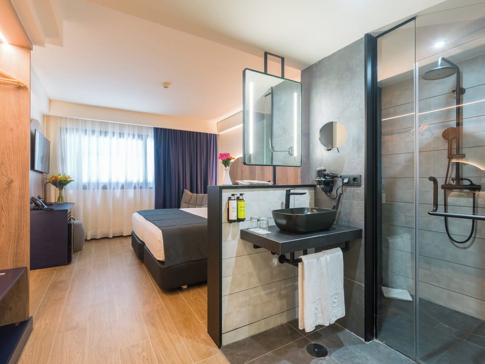 Minibar, desk, laptop workspace, free WiFi