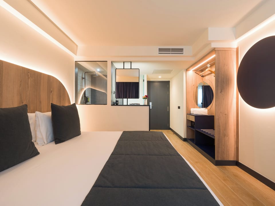 Classic Room, Sea View | Minibar, desk, laptop workspace, free WiFi
