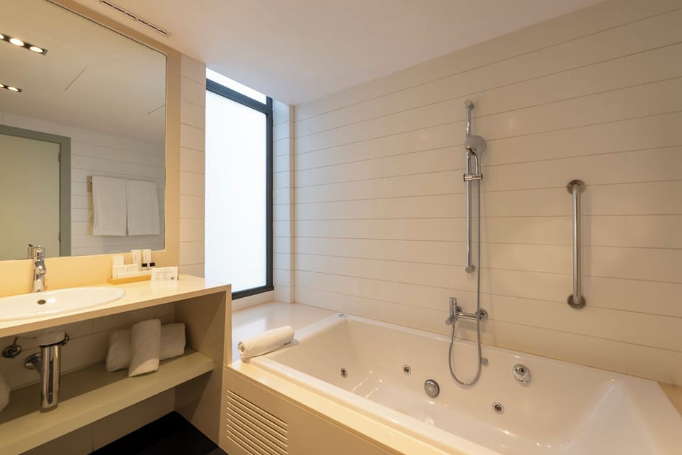 Rainfall showerhead, free toiletries, hair dryer, bidet