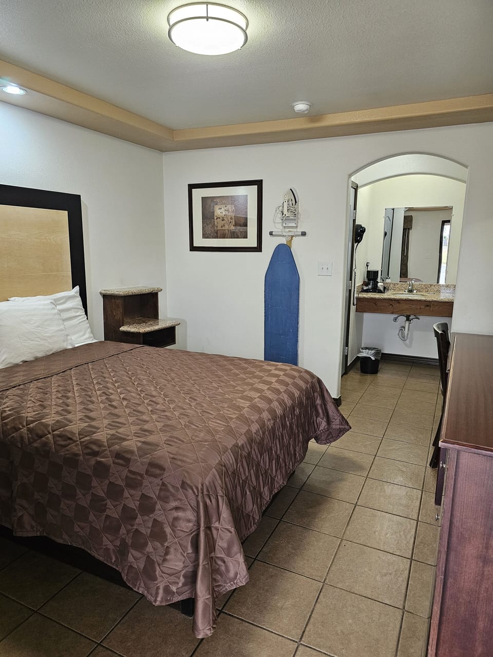 Deluxe Room, 1 Queen Bed | Desk, iron/ironing board, free WiFi, bed sheets