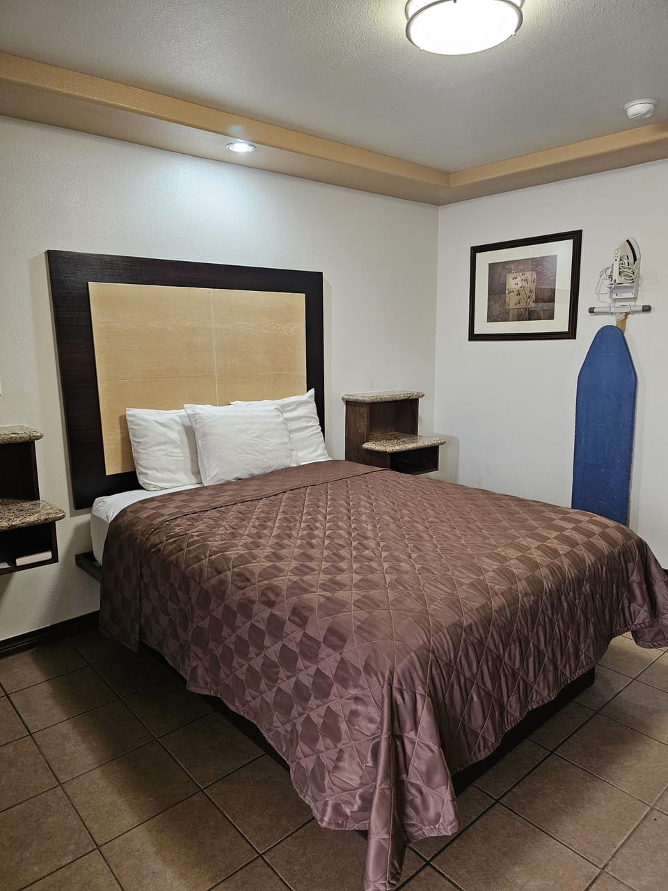 Deluxe Room, 1 Queen Bed | Desk, iron/ironing board, free WiFi, bed sheets
