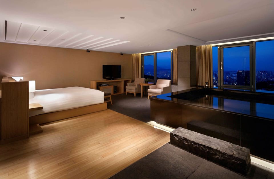 Premium bedding, down comforters, minibar, in-room safe
