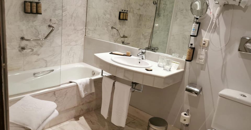 Standard Twin Room | Bathroom | Combined shower/tub, rainfall showerhead, free toiletries, hair dryer