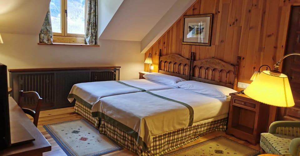 Standard Twin Room | Minibar, in-room safe, desk, soundproofing