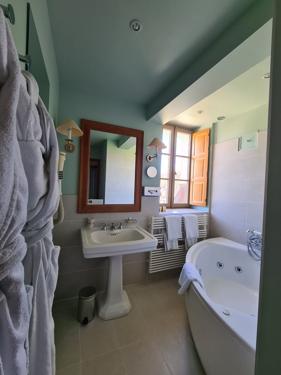 Family Suite | Bathroom | Hair dryer, bathrobes, slippers, towels