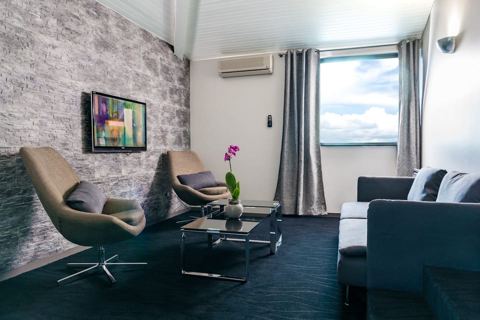 Junior Suite | Living area | Flat-screen TV