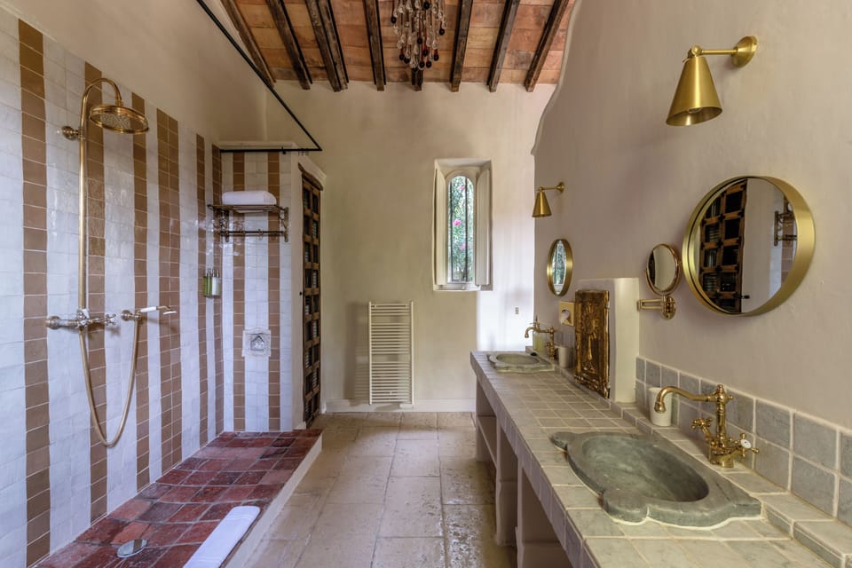 Deluxe Suite, Terrace | Bathroom | Shower, free toiletries, hair dryer, bathrobes