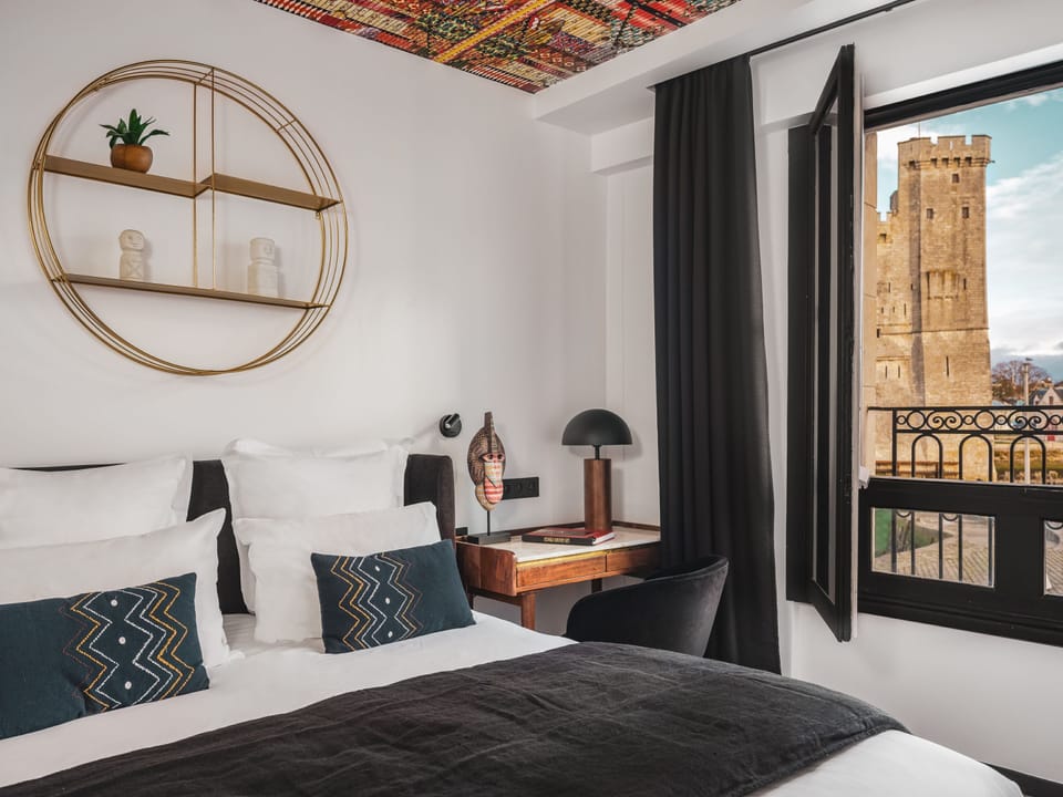 Deluxe Old Harbor | Premium bedding, in-room safe, desk, soundproofing