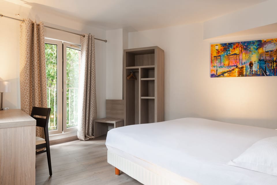 Comfort Double Room | Premium bedding, desk, iron/ironing board, free WiFi
