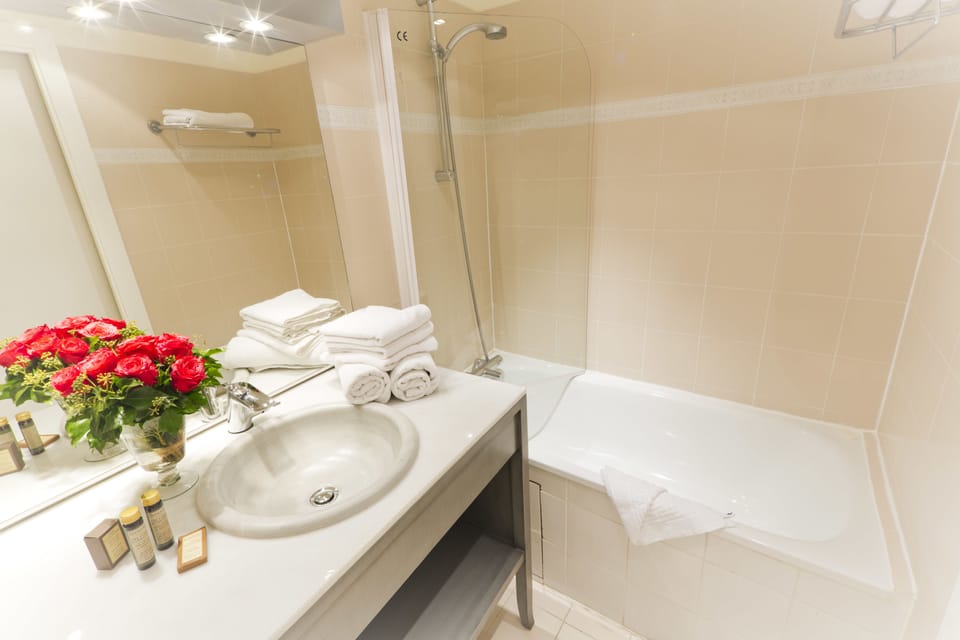 Deep soaking bathtub