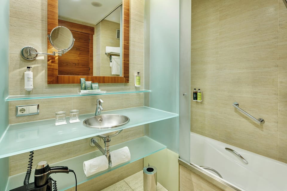 Bathtub, rainfall showerhead, free toiletries, hair dryer