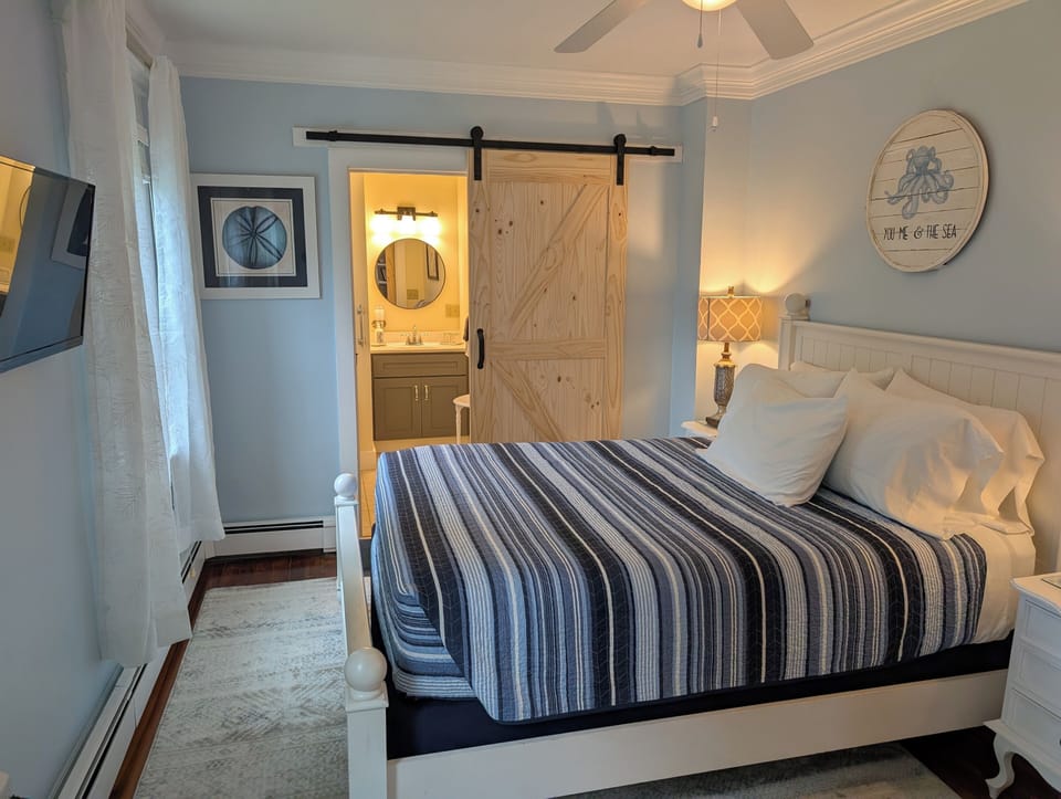 Standard Room, 1 Queen Bed | Individually decorated, iron/ironing board, free WiFi, bed sheets