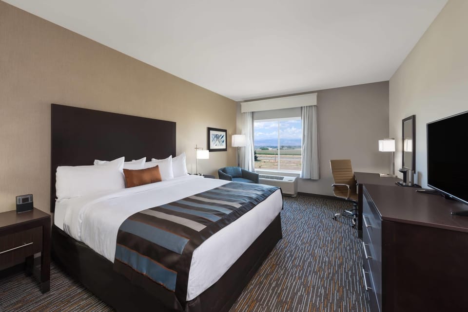 Room, 1 King Bed, Refrigerator & Microwave | Premium bedding, pillowtop beds, in-room safe, desk
