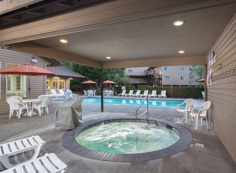 Outdoor spa tub